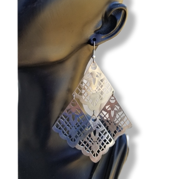 VINTAGE LIGHTWEIGHT SILVERTONE ARTICULATED OPEN DESIGN STATEMENT DROP EARRINGS - Picture 2 of 5